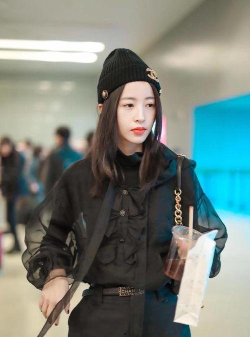 娱乐吃瓜酱穿搭博主